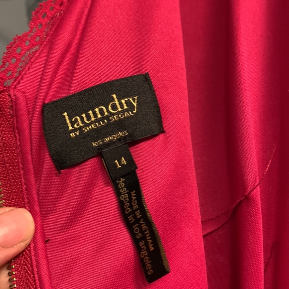 Lovely dress for a wedding. Nice back zipper detail - Picture 4 of 5